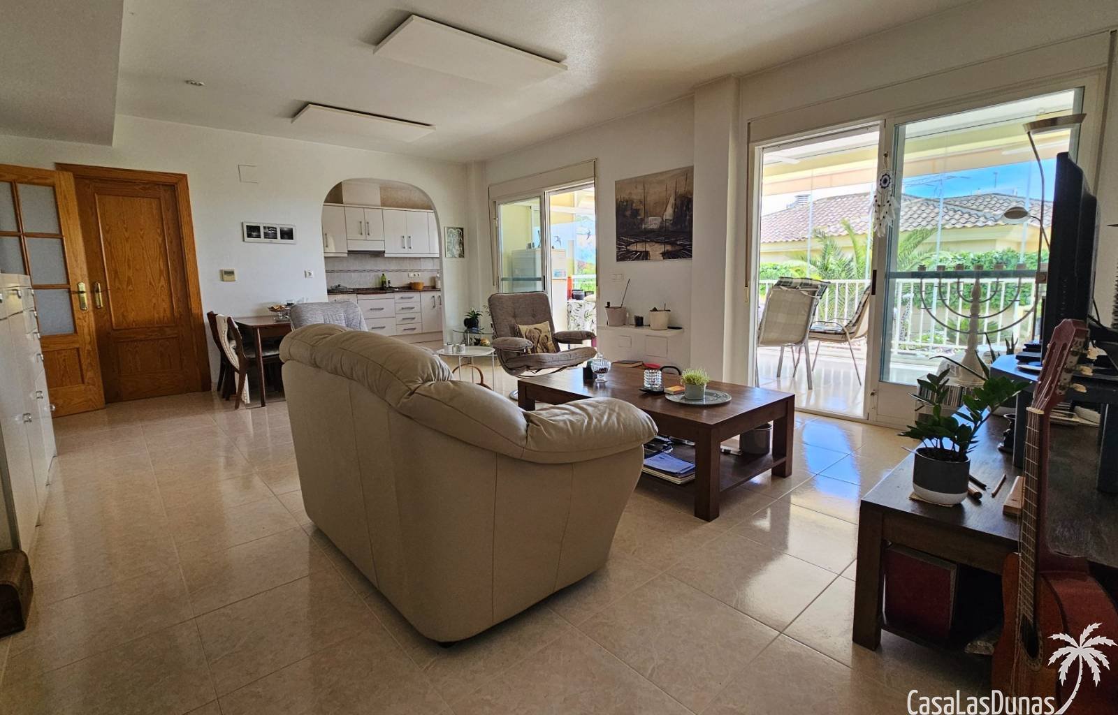  Diese gepflegte Villa befindet sich auf einem 502 m² großen Grundstück im Wohngebiet El Oasis der Urbanisation La Marina. Sie verfügt über zwei Schla