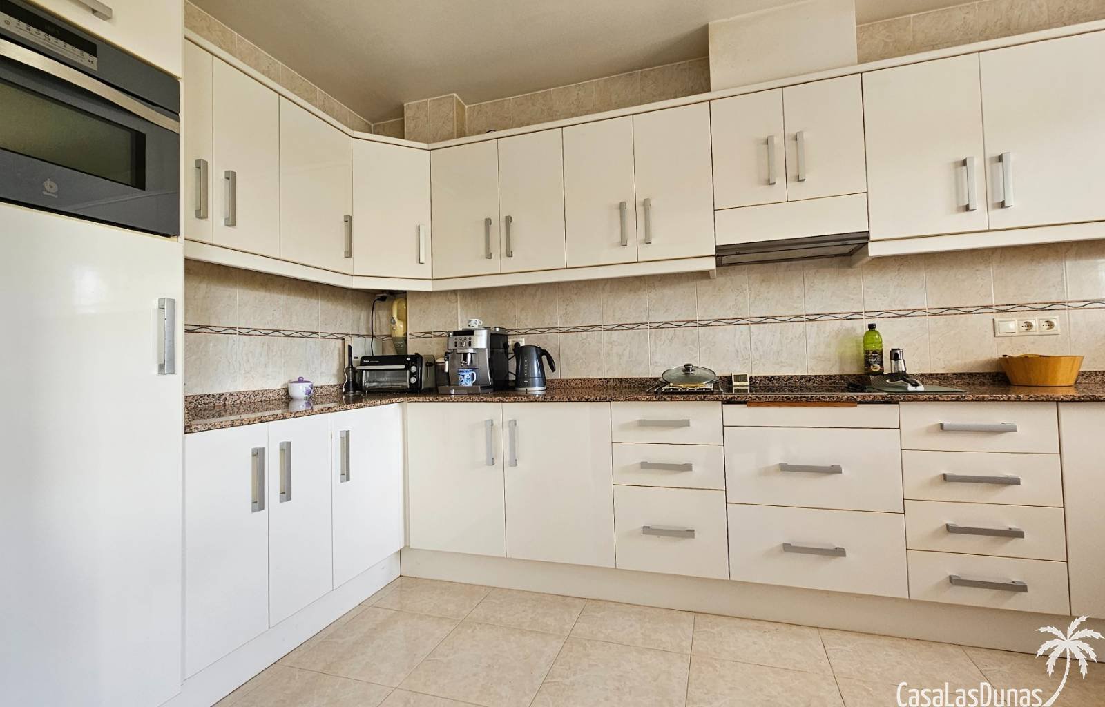 Diese gepflegte Villa befindet sich auf einem 502 m² großen Grundstück im Wohngebiet El Oasis der Urbanisation La Marina. Sie verfügt über zwei Schla