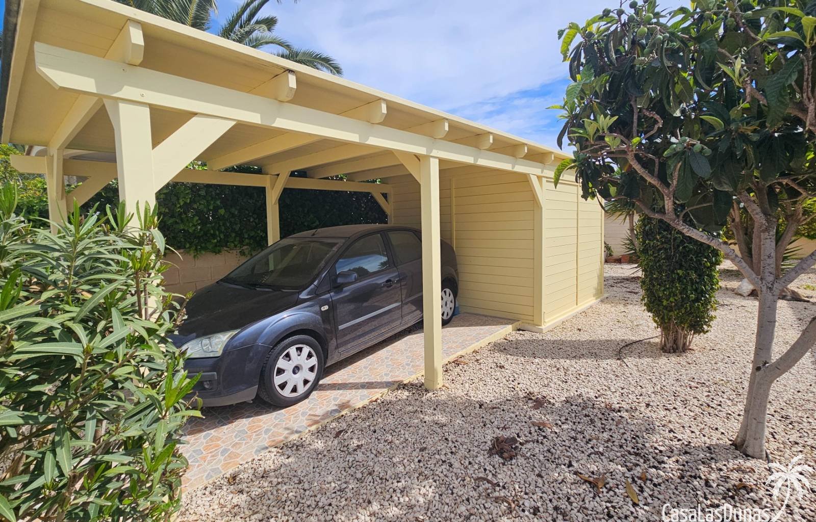  Diese gepflegte Villa befindet sich auf einem 502 m² großen Grundstück im Wohngebiet El Oasis der Urbanisation La Marina. Sie verfügt über zwei Schla