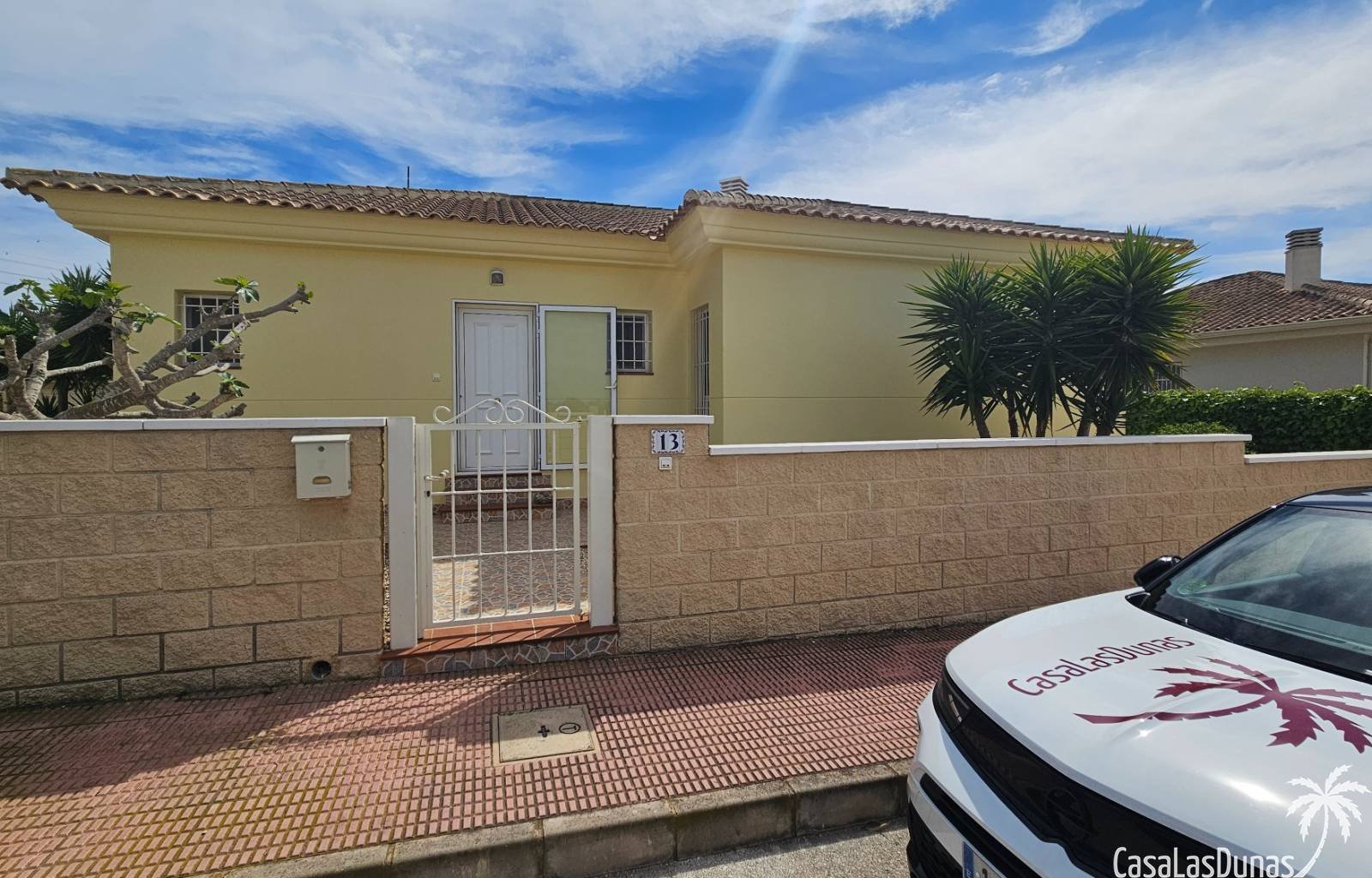  Diese gepflegte Villa befindet sich auf einem 502 m² großen Grundstück im Wohngebiet El Oasis der Urbanisation La Marina. Sie verfügt über zwei Schla