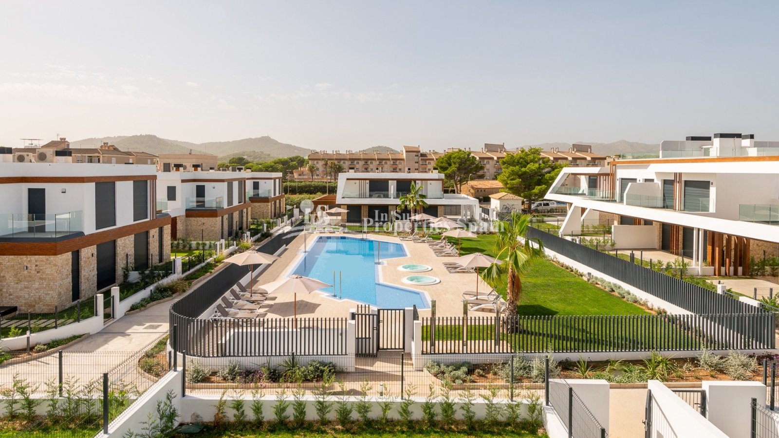 Capdepera:  Luz de Cala Ratjada ist eine Wohnanlage mit insgesamt 26 Einheiten, die aus Villen und Apartments bestehen, mit schöner Gartenanlage und Spazierwegen 