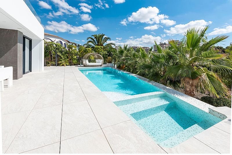 Calpe:  Diese exklusive Villa befindet sich in der schönen Stadt Calpe und bietet eine privilegierte Umgebung nur 1 km vom Meer entfernt. Entworfen für dieje 