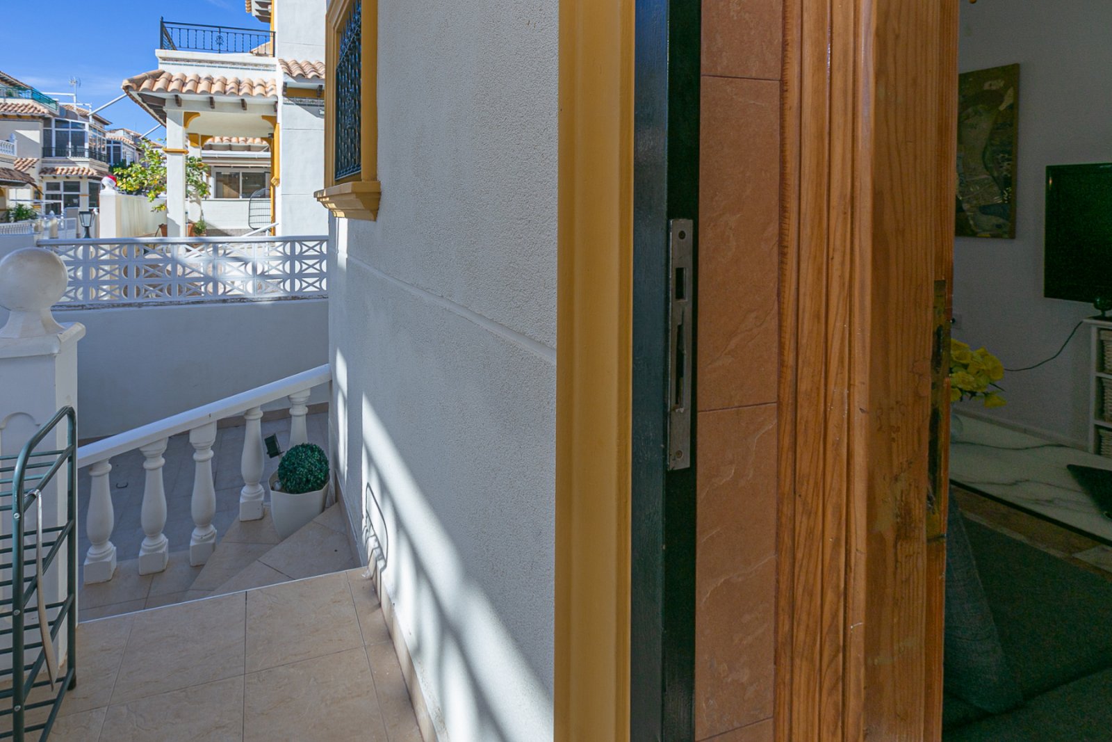  Wir präsentieren Ihnen dieses charmante, nach Süden ausgerichtete Doppelhaushälfte, gelegen in einer der begehrtesten Lagen der Costa Blanca, zwische