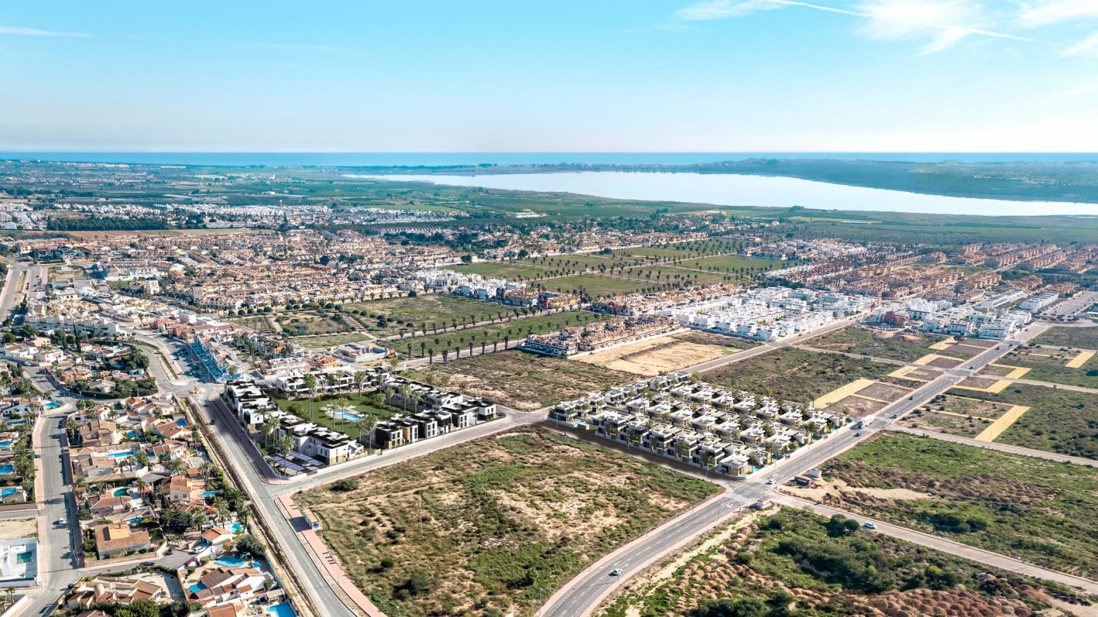  In der charmanten Ciudad Quesada gelegen, bietet diese exklusive Gemeinschaft insgesamt 84 Immobilien, aufgeteilt in High-Bungalows und Low-Bungalows