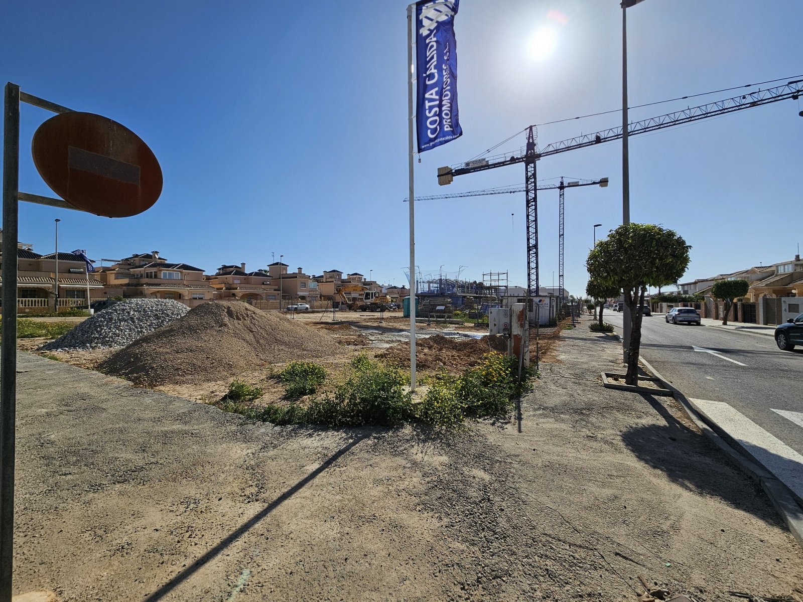  Gelegen im charmanten Torre de la Horadada, bietet diese exklusive Sammlung von 19 Immobilien eine Vielzahl von Wohnmöglichkeiten, die zu verschieden