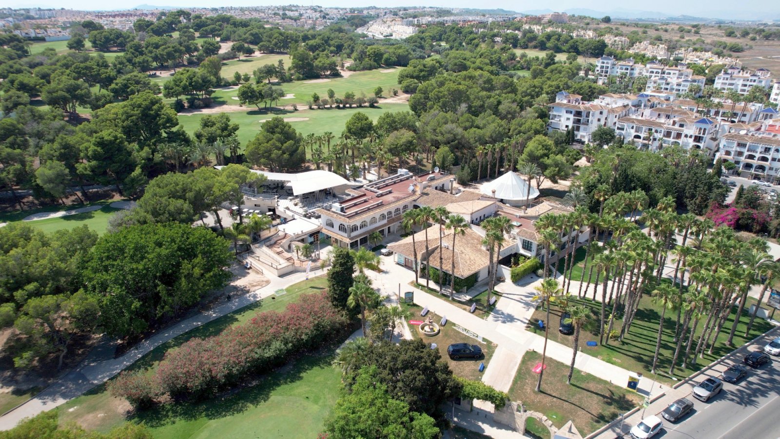 Verpassen Sie nicht die Gelegenheit, die letzte freistehende Villa in dieser exklusiven Wohnanlage mit nur acht modernen Häusern im begehrten San Mig