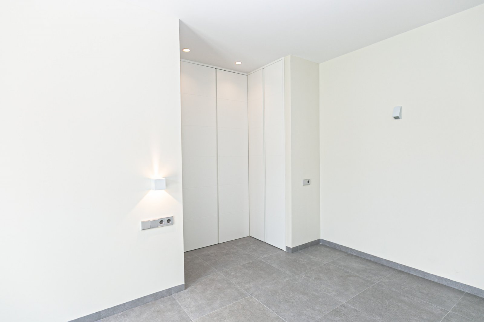 Wir präsentieren Ihnen diese exklusive Luxusimmobilie in einer der begehrtesten Gegenden von San Pedro del Pinatar, umgeben von allen Annehmlichkeite