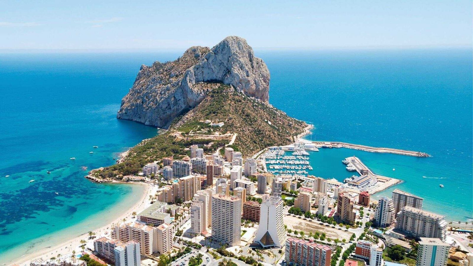  In der schönen Stadt Calpe gelegen, bietet dieser Wohnkomplex 31 Apartments, die entworfen wurden, um beeindruckende Meerblicke zu genießen. Die Nähe