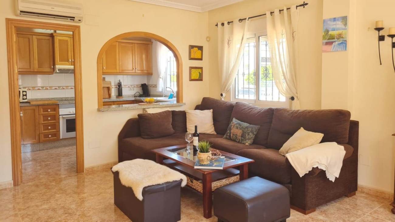 In der beliebten Wohnanlage Vista Azul in Villamartin, Orihuela Costa, bietet diese gepflegte Eck-Maisonette-Wohnung ein perfektes Gleichgewicht zwis