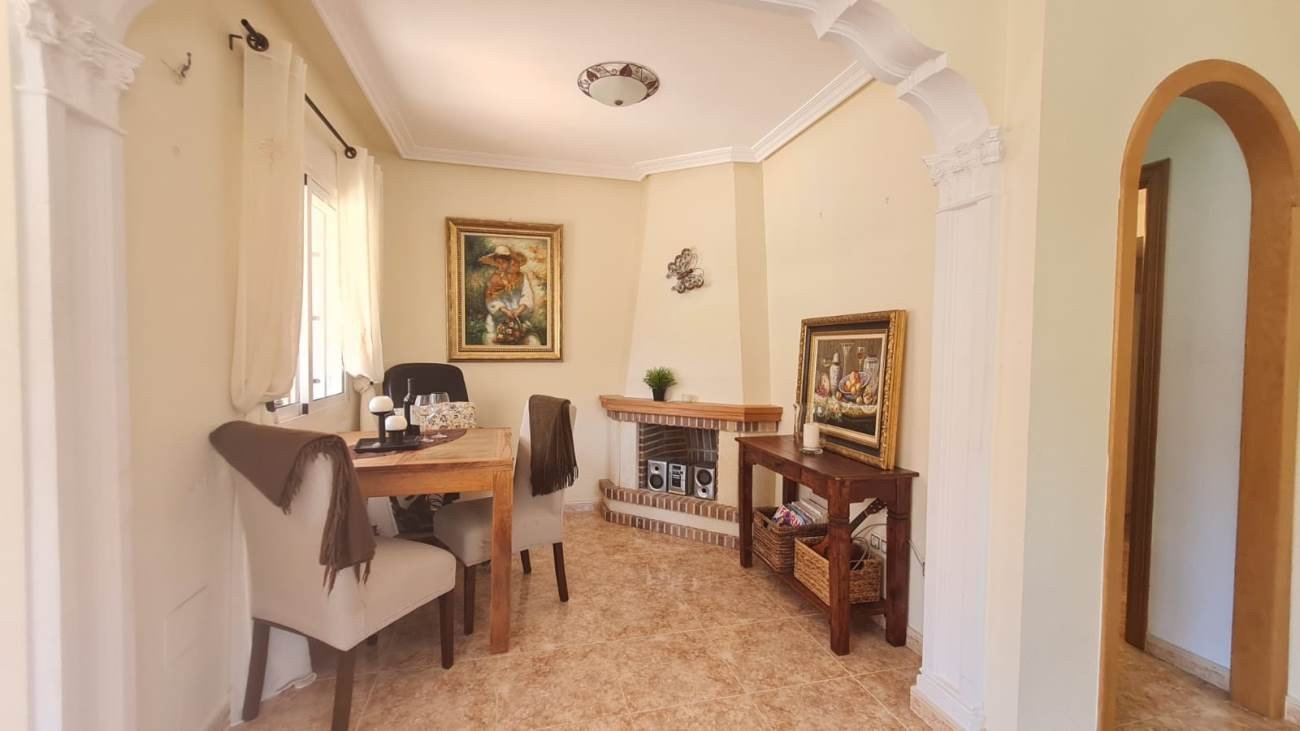 In der beliebten Wohnanlage Vista Azul in Villamartin, Orihuela Costa, bietet diese gepflegte Eck-Maisonette-Wohnung ein perfektes Gleichgewicht zwis