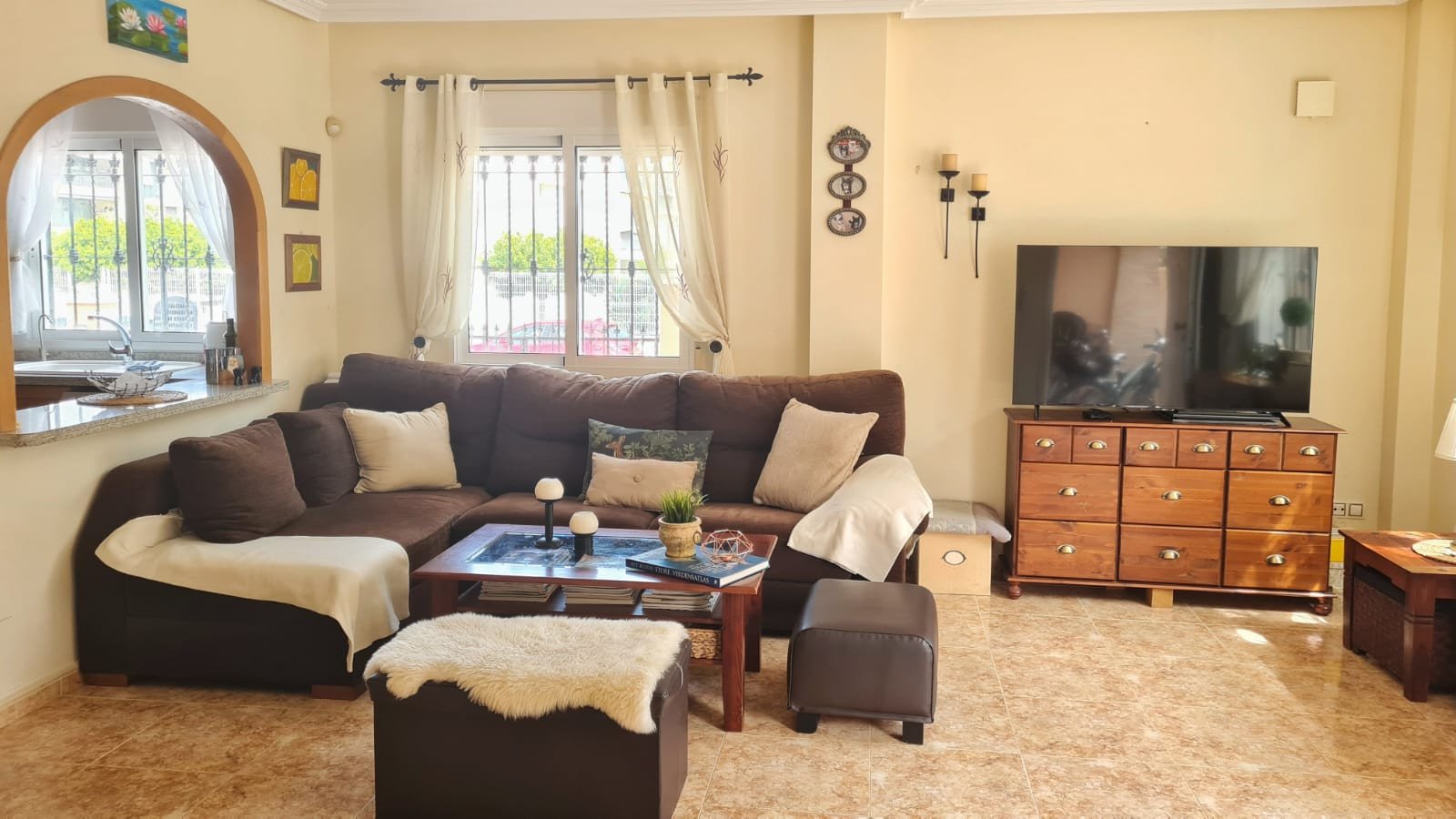 In der beliebten Wohnanlage Vista Azul in Villamartin, Orihuela Costa, bietet diese gepflegte Eck-Maisonette-Wohnung ein perfektes Gleichgewicht zwis