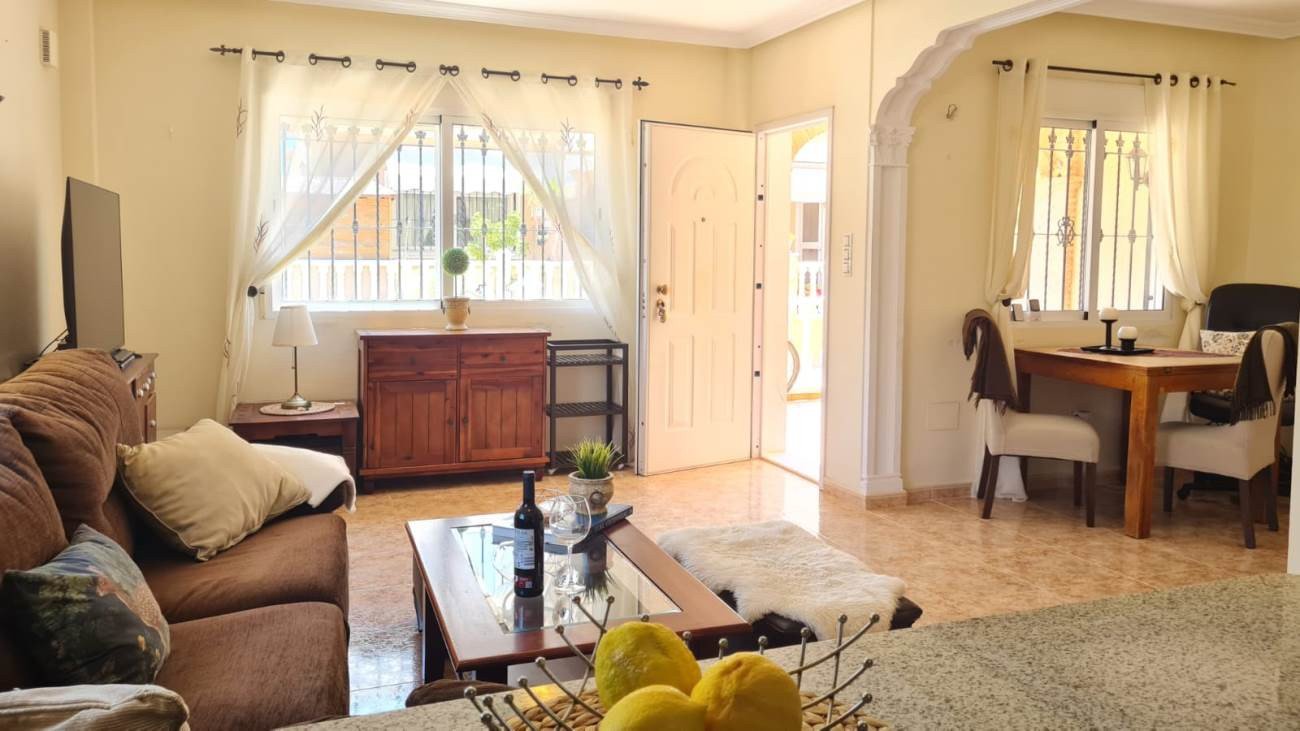 In der beliebten Wohnanlage Vista Azul in Villamartin, Orihuela Costa, bietet diese gepflegte Eck-Maisonette-Wohnung ein perfektes Gleichgewicht zwis