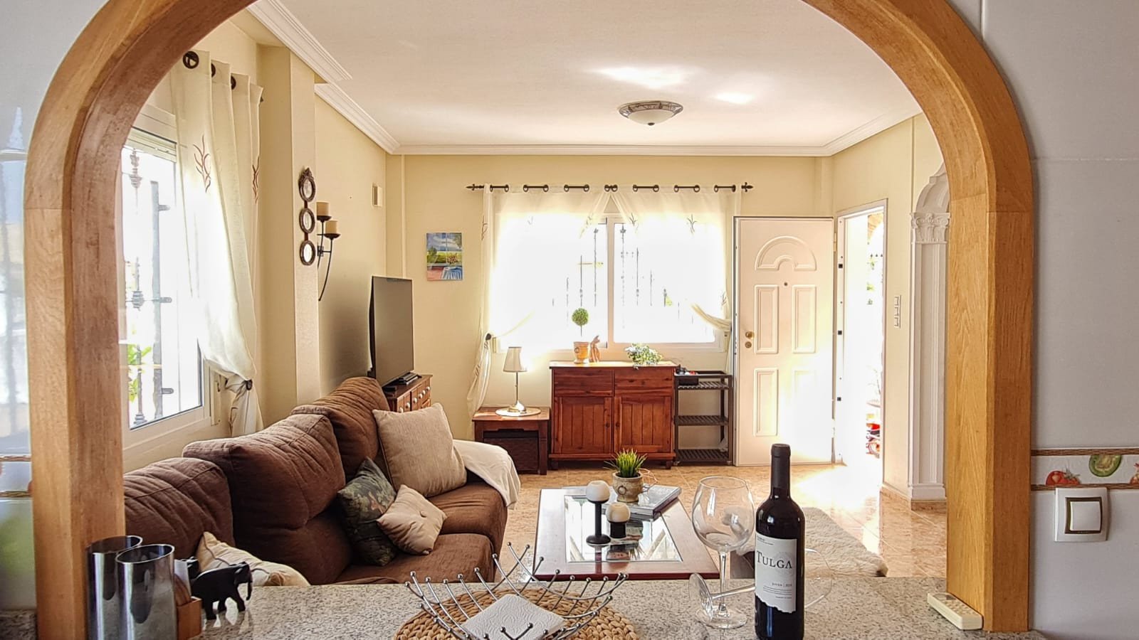 In der beliebten Wohnanlage Vista Azul in Villamartin, Orihuela Costa, bietet diese gepflegte Eck-Maisonette-Wohnung ein perfektes Gleichgewicht zwis