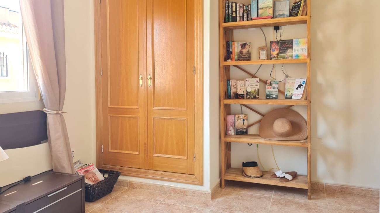 In der beliebten Wohnanlage Vista Azul in Villamartin, Orihuela Costa, bietet diese gepflegte Eck-Maisonette-Wohnung ein perfektes Gleichgewicht zwis