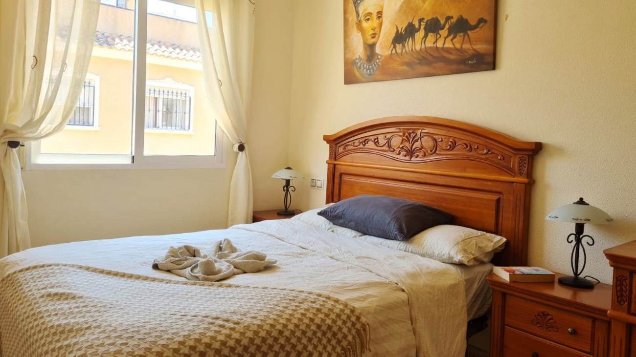 In der beliebten Wohnanlage Vista Azul in Villamartin, Orihuela Costa, bietet diese gepflegte Eck-Maisonette-Wohnung ein perfektes Gleichgewicht zwis