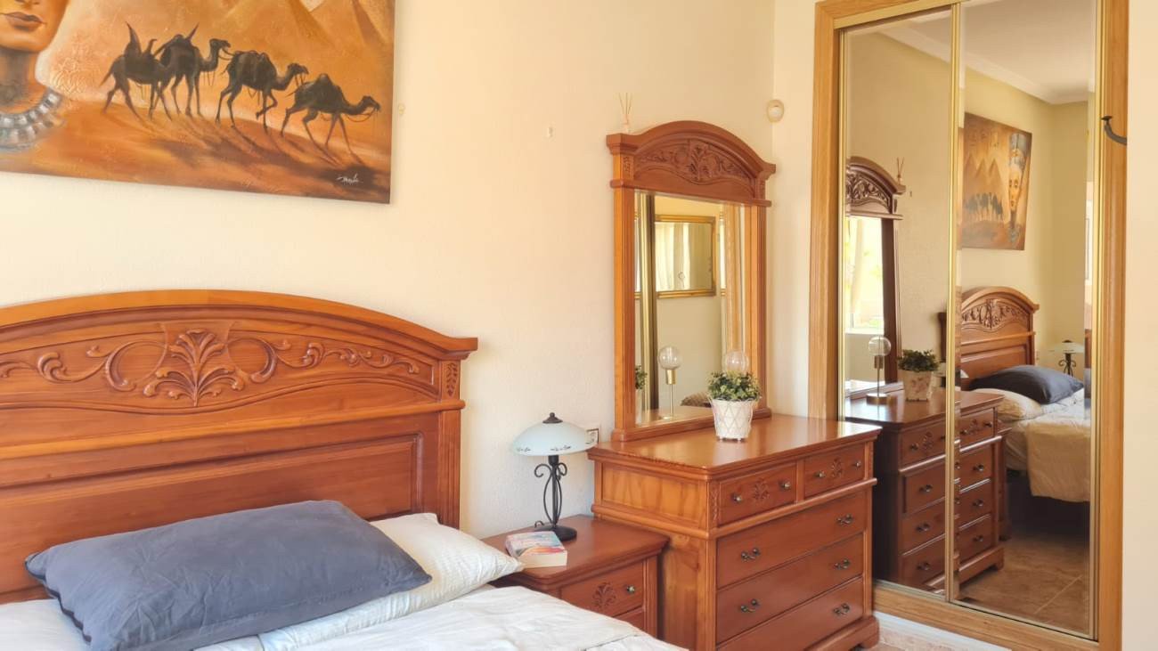 In der beliebten Wohnanlage Vista Azul in Villamartin, Orihuela Costa, bietet diese gepflegte Eck-Maisonette-Wohnung ein perfektes Gleichgewicht zwis