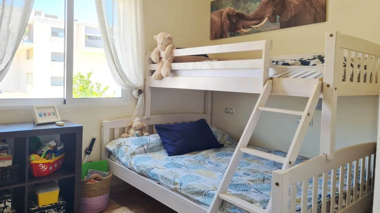 In der beliebten Wohnanlage Vista Azul in Villamartin, Orihuela Costa, bietet diese gepflegte Eck-Maisonette-Wohnung ein perfektes Gleichgewicht zwis