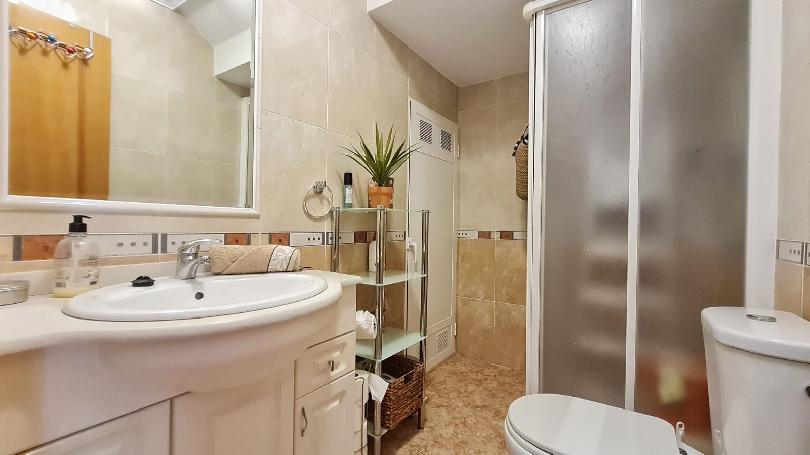 In der beliebten Wohnanlage Vista Azul in Villamartin, Orihuela Costa, bietet diese gepflegte Eck-Maisonette-Wohnung ein perfektes Gleichgewicht zwis