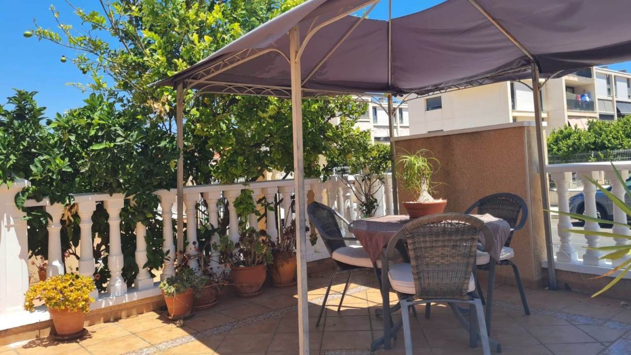 In der beliebten Wohnanlage Vista Azul in Villamartin, Orihuela Costa, bietet diese gepflegte Eck-Maisonette-Wohnung ein perfektes Gleichgewicht zwis