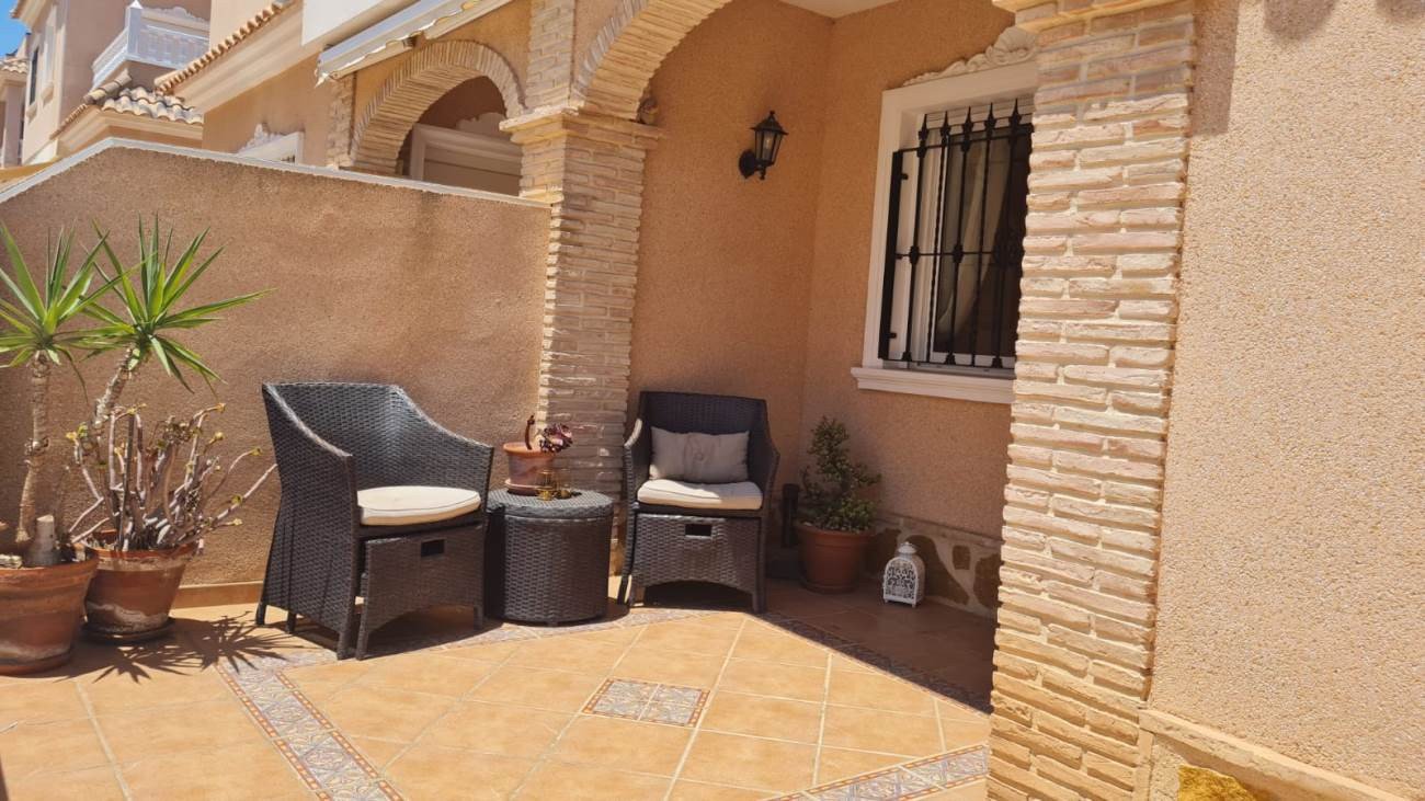 In der beliebten Wohnanlage Vista Azul in Villamartin, Orihuela Costa, bietet diese gepflegte Eck-Maisonette-Wohnung ein perfektes Gleichgewicht zwis