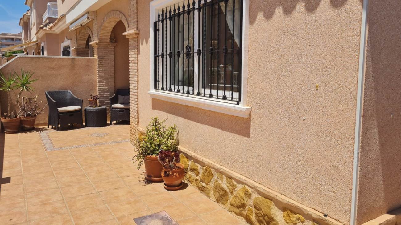 In der beliebten Wohnanlage Vista Azul in Villamartin, Orihuela Costa, bietet diese gepflegte Eck-Maisonette-Wohnung ein perfektes Gleichgewicht zwis