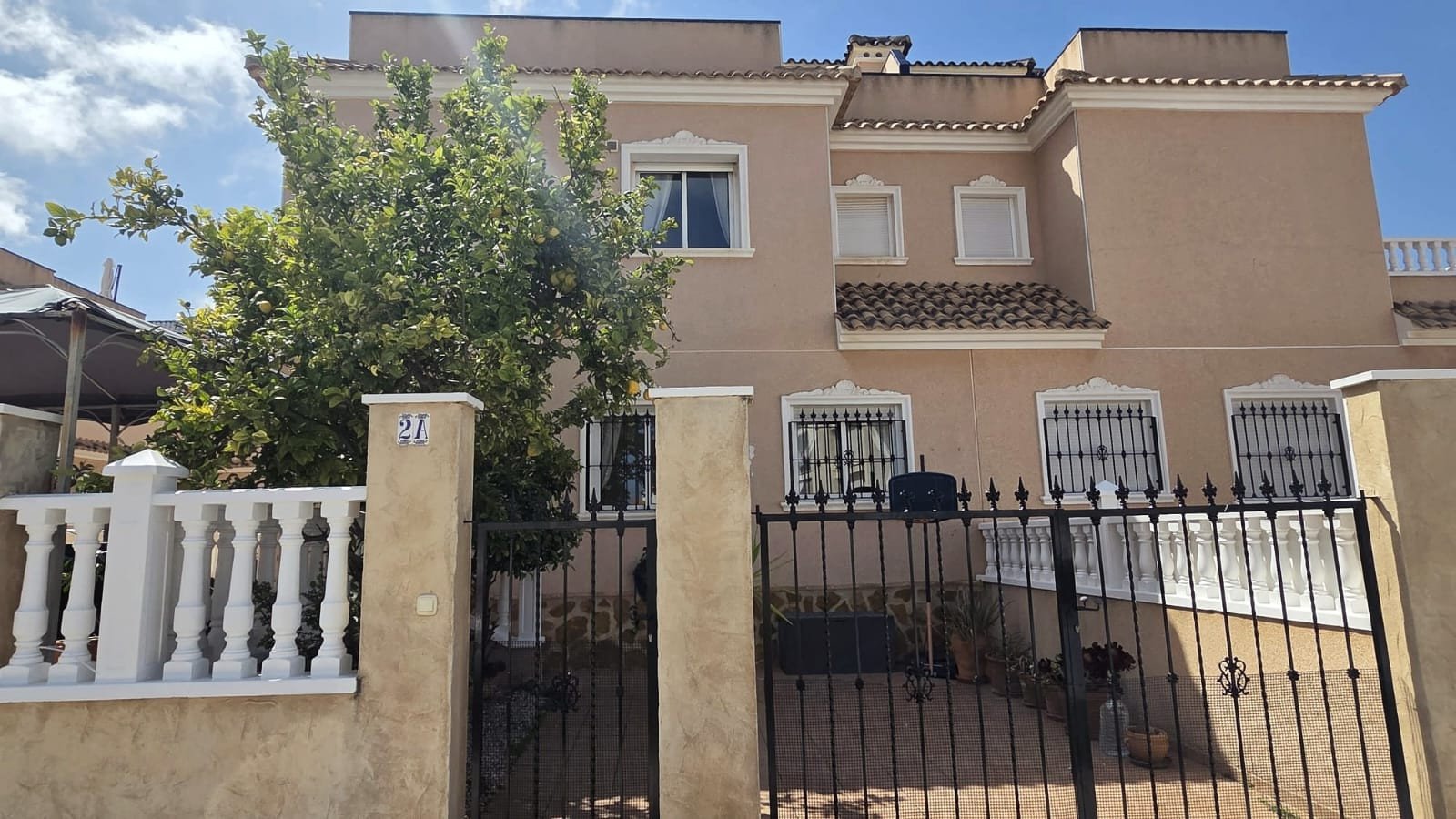 In der beliebten Wohnanlage Vista Azul in Villamartin, Orihuela Costa, bietet diese gepflegte Eck-Maisonette-Wohnung ein perfektes Gleichgewicht zwis