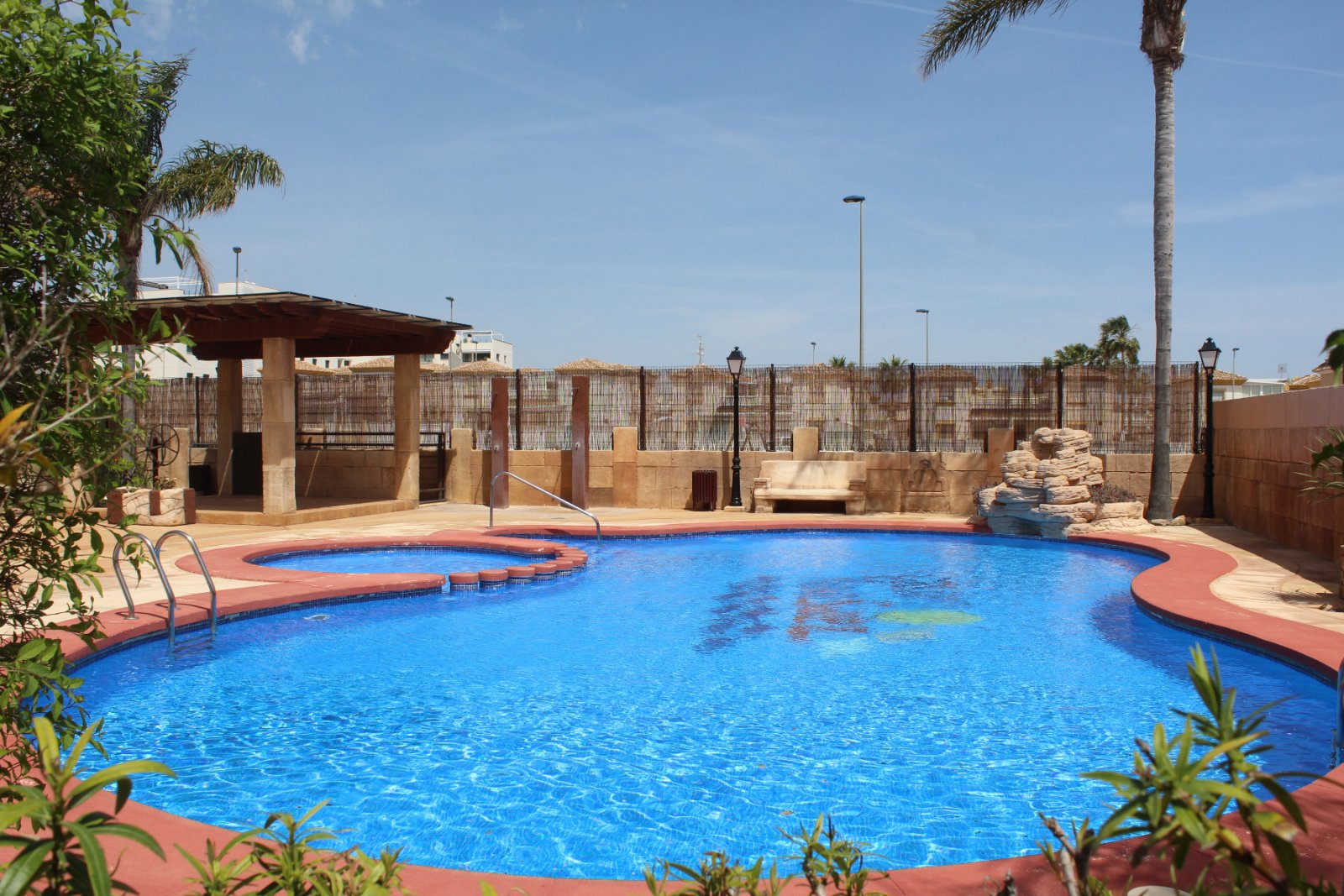 In der beliebten Wohnanlage Vista Azul in Villamartin, Orihuela Costa, bietet diese gepflegte Eck-Maisonette-Wohnung ein perfektes Gleichgewicht zwis