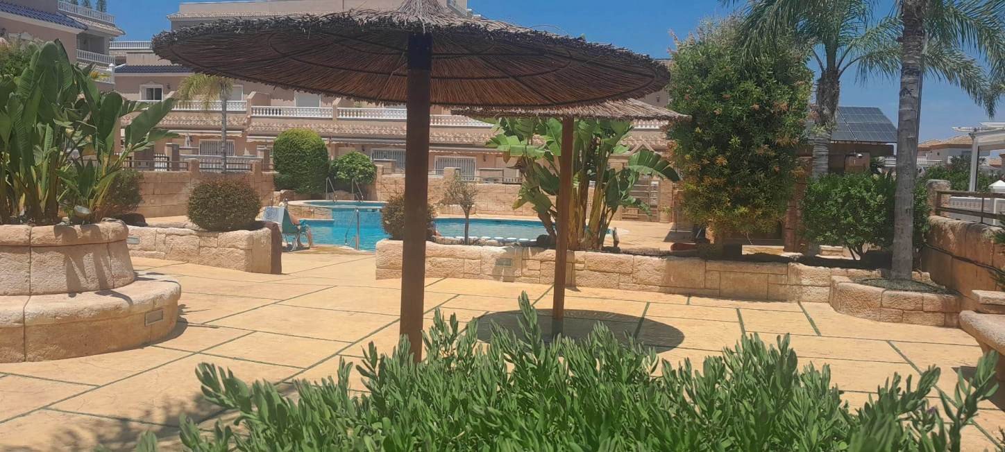 In der beliebten Wohnanlage Vista Azul in Villamartin, Orihuela Costa, bietet diese gepflegte Eck-Maisonette-Wohnung ein perfektes Gleichgewicht zwis
