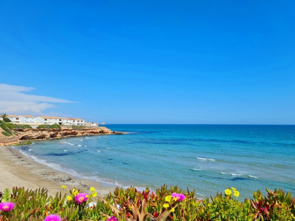 In der beliebten Wohnanlage Vista Azul in Villamartin, Orihuela Costa, bietet diese gepflegte Eck-Maisonette-Wohnung ein perfektes Gleichgewicht zwis