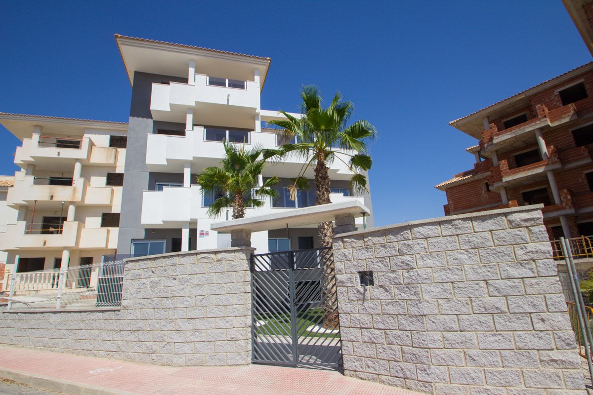 Im prestigeträchtigen Res. Las Filipinas gelegen, bietet dieser Wohnkomplex eine exklusive Auswahl von 11 Immobilien, darunter Apartments, Erdgeschos