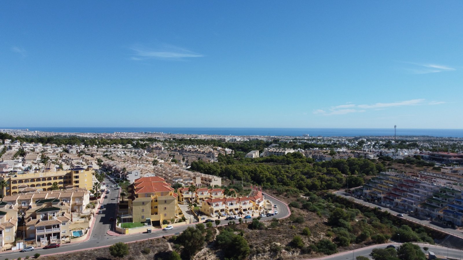 Im prestigeträchtigen Res. Las Filipinas gelegen, bietet dieser Wohnkomplex eine exklusive Auswahl von 11 Immobilien, darunter Apartments, Erdgeschos