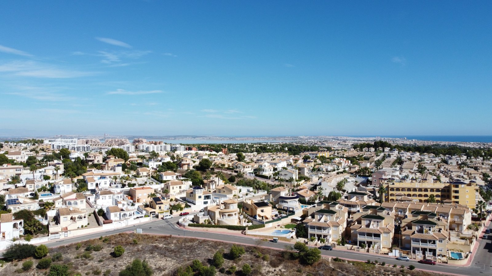 Im prestigeträchtigen Res. Las Filipinas gelegen, bietet dieser Wohnkomplex eine exklusive Auswahl von 11 Immobilien, darunter Apartments, Erdgeschos