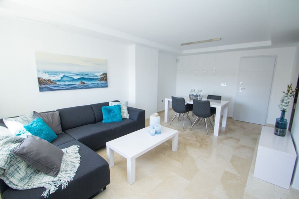 Im prestigeträchtigen Res. Las Filipinas gelegen, bietet dieser Wohnkomplex eine exklusive Auswahl von 11 Immobilien, darunter Apartments, Erdgeschos