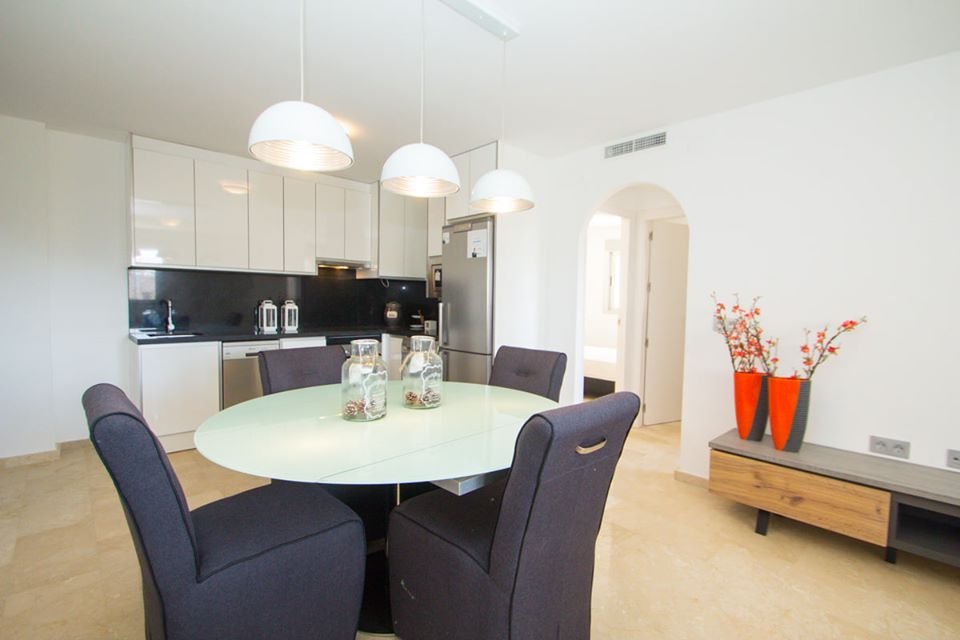 Im prestigeträchtigen Res. Las Filipinas gelegen, bietet dieser Wohnkomplex eine exklusive Auswahl von 11 Immobilien, darunter Apartments, Erdgeschos