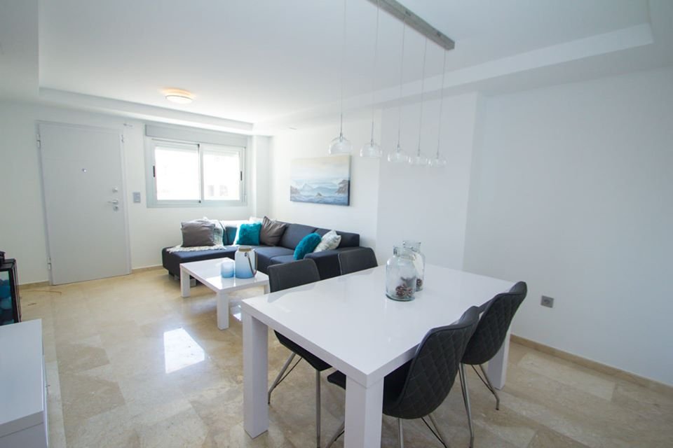 Im prestigeträchtigen Res. Las Filipinas gelegen, bietet dieser Wohnkomplex eine exklusive Auswahl von 11 Immobilien, darunter Apartments, Erdgeschos