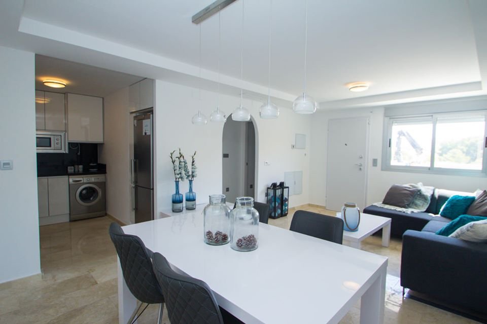Im prestigeträchtigen Res. Las Filipinas gelegen, bietet dieser Wohnkomplex eine exklusive Auswahl von 11 Immobilien, darunter Apartments, Erdgeschos