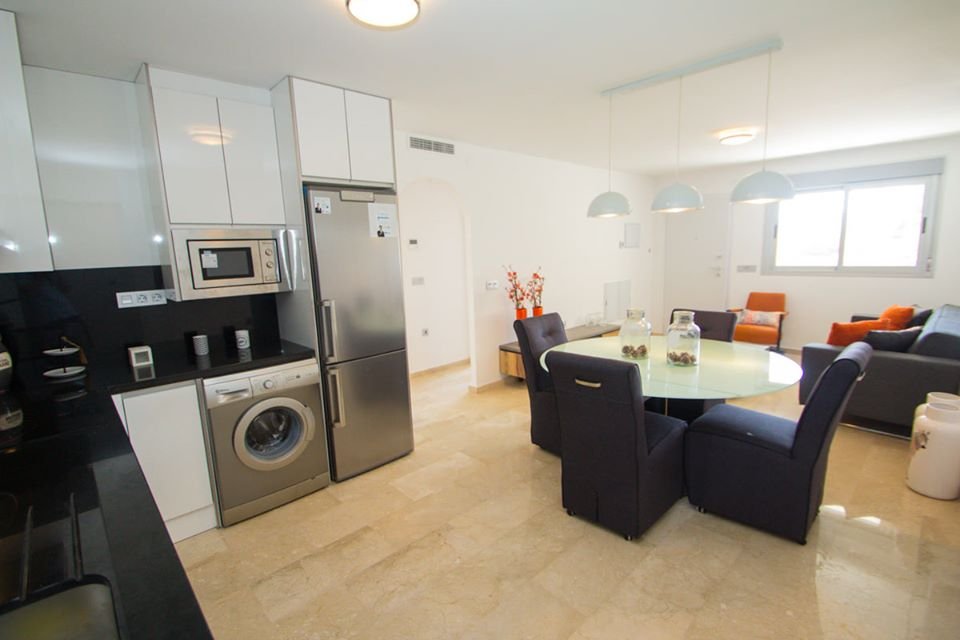 Im prestigeträchtigen Res. Las Filipinas gelegen, bietet dieser Wohnkomplex eine exklusive Auswahl von 11 Immobilien, darunter Apartments, Erdgeschos