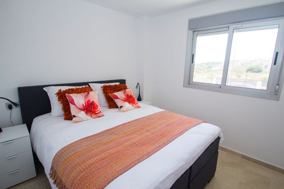 Im prestigeträchtigen Res. Las Filipinas gelegen, bietet dieser Wohnkomplex eine exklusive Auswahl von 11 Immobilien, darunter Apartments, Erdgeschos