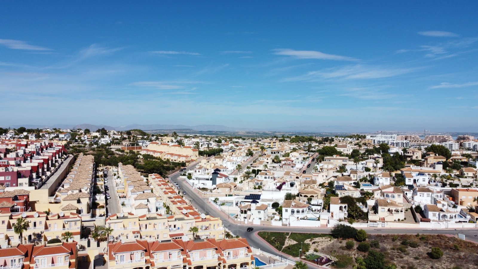Im prestigeträchtigen Res. Las Filipinas gelegen, bietet dieser Wohnkomplex eine exklusive Auswahl von 11 Immobilien, darunter Apartments, Erdgeschos