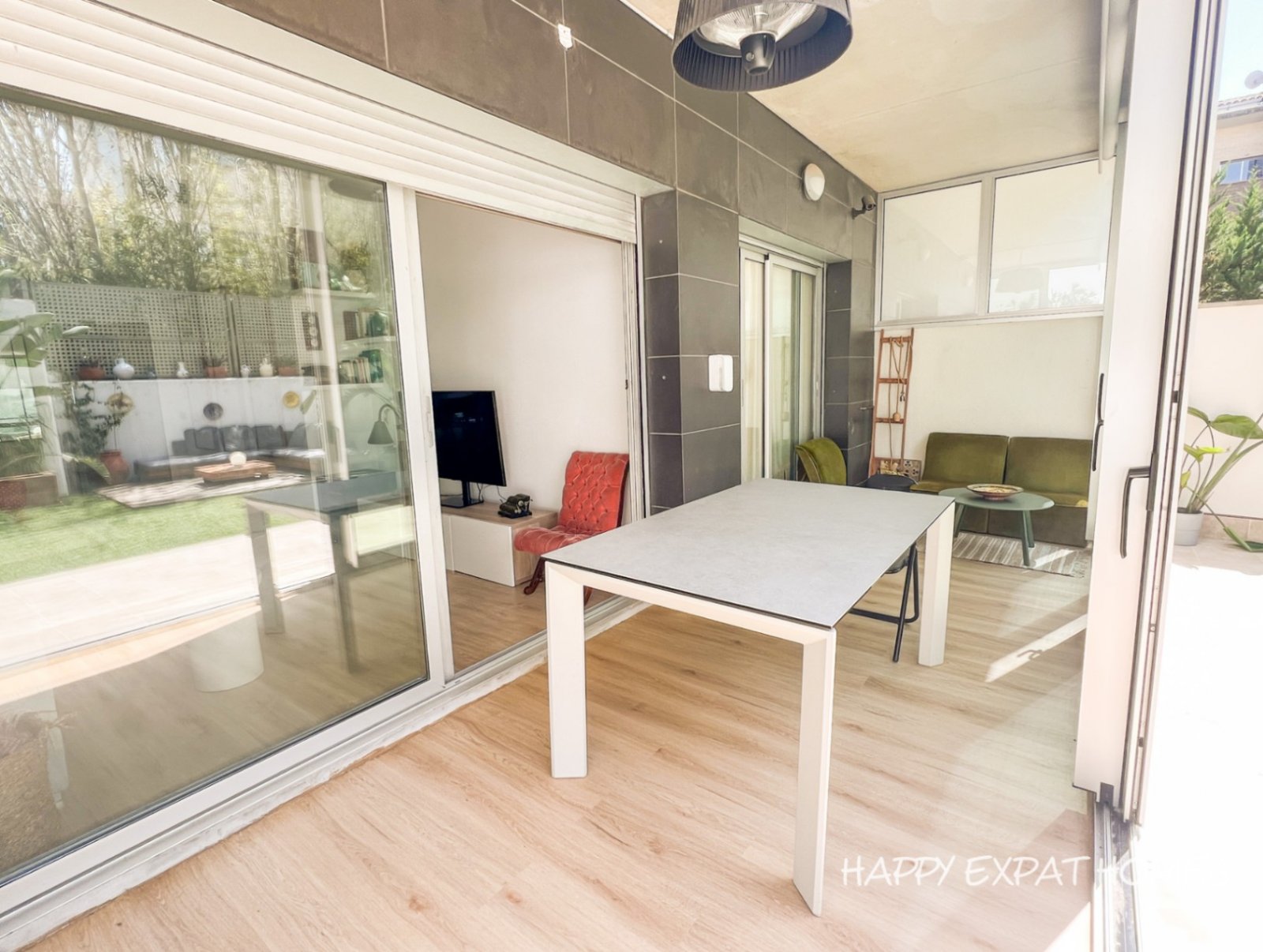 Mit dieser Wohnung in La Plana lautet das Schlüsselwort: GARTEN. Ein privater Rückzugsort dieser Größe nur einen kurzen Spaziergang vom pulsierend