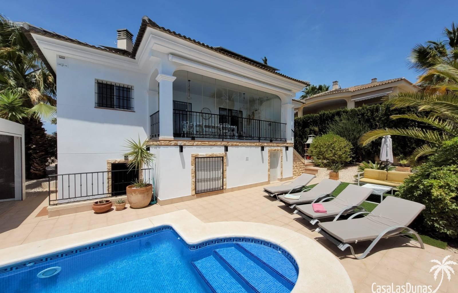 Die Villa El Sueño am Rande von La Marina (San Fulgencio) bietet dank ihrer erhöhten Lage einen luxuriösen Rückzugsort mit atemberaubendem Panoramabl