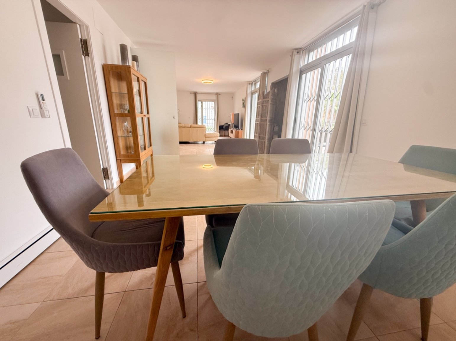 Schönes Haus mit künstlerischen Ausführungen, voll von natürlichem Licht und mit charmantem Blick auf den Wald. Ein einzigartiges Merkmal ist ein