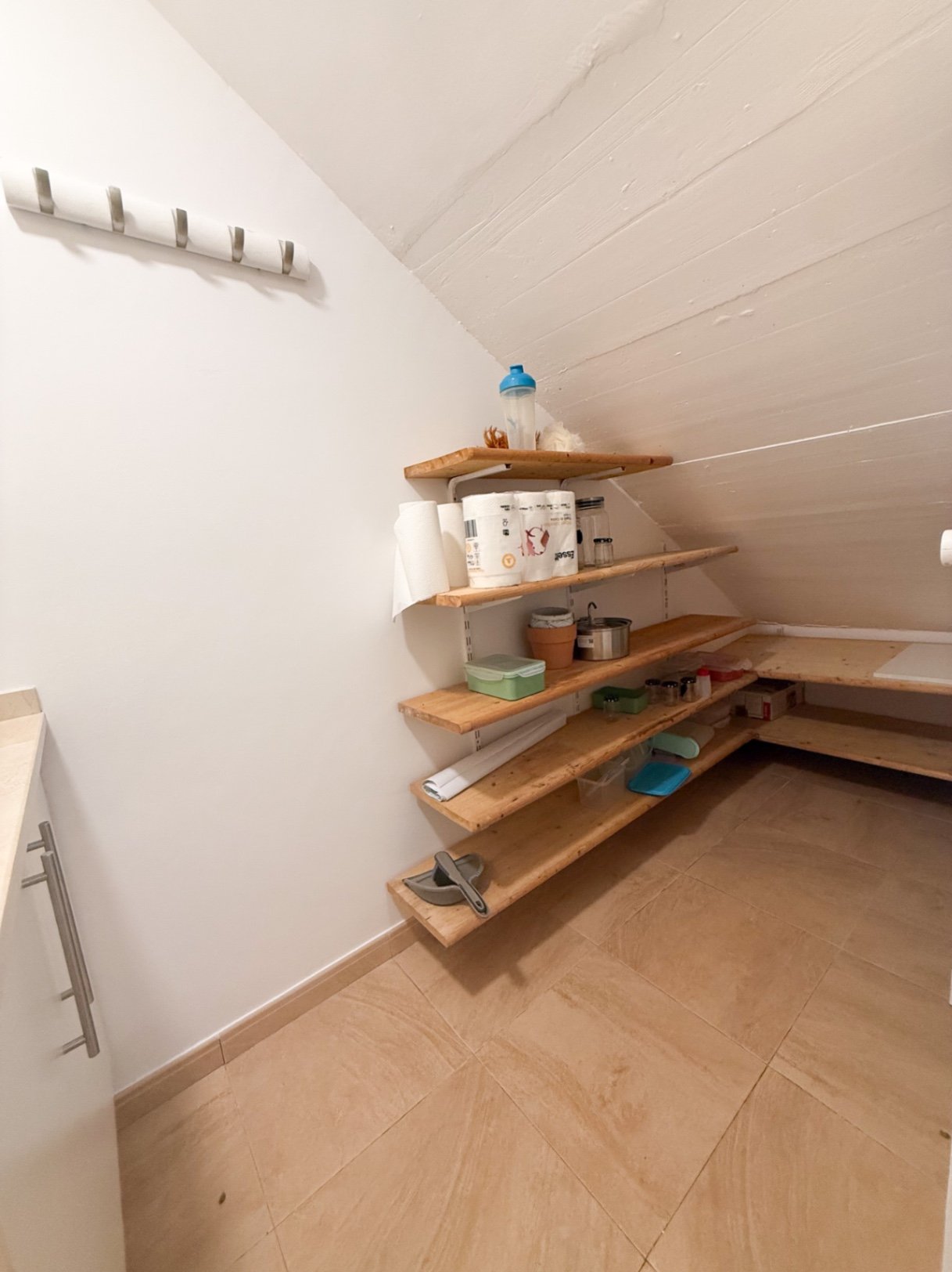 Schönes Haus mit künstlerischen Ausführungen, voll von natürlichem Licht und mit charmantem Blick auf den Wald. Ein einzigartiges Merkmal ist ein