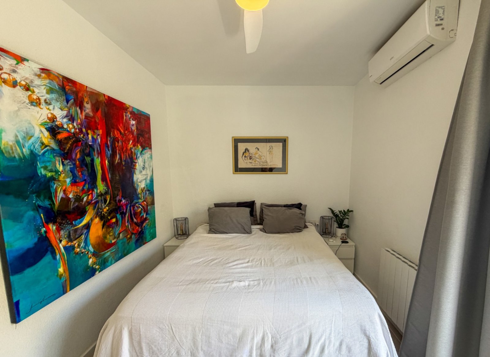Suchen Sie ein Zuhause mitten im Zentrum, aber ohne Lärm? Diese wunderschön renovierte Wohnung bietet das Beste aus beiden Welten. Mit 79 m² Baufl