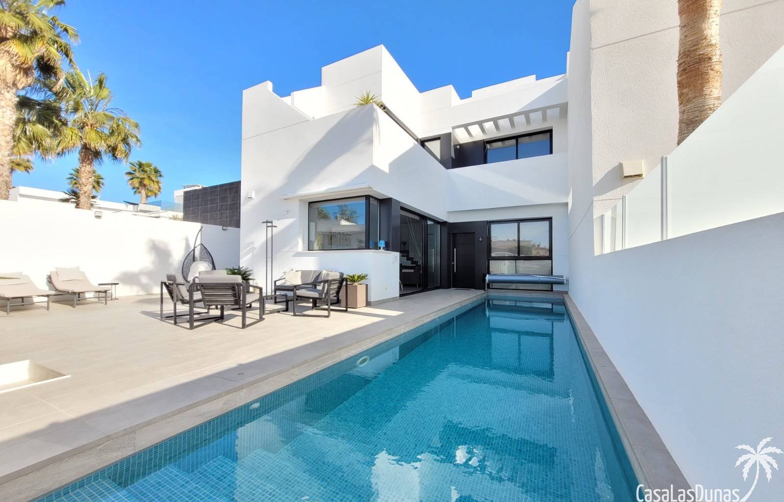 La Marina:
Moderne Villa mit privatem Pool und Dachterrasse an der Costa Blanca
Willkommen in Sonrica , einem eleganten und komfortablen Ferienhaus, in dem Si La Marina:
Moderne Villa mit privatem Pool und Dachterrasse an der Costa Blanca
Willkommen in Sonrica , einem eleganten und komfortablen Ferienhaus, in dem Si