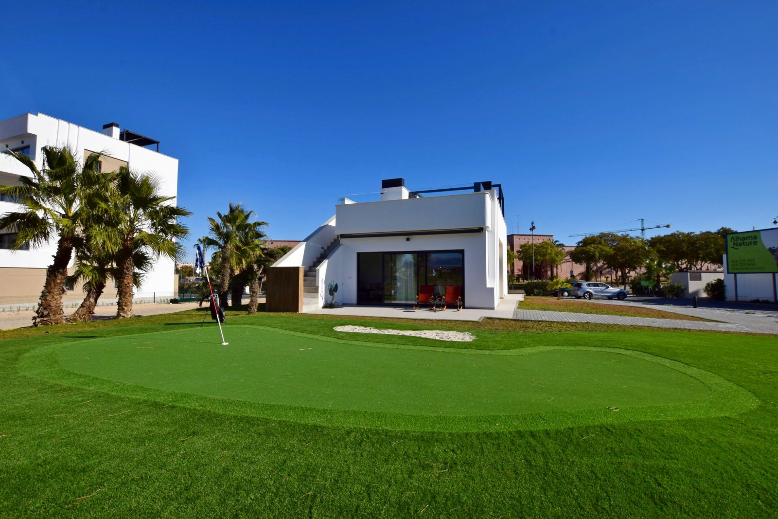  Im prestigeträchtigen Condado de Alhama gelegen, bietet diese Wohnanlage eine exklusive Auswahl von 6 unabhängigen Häusern. Diese Immobilien sind für 