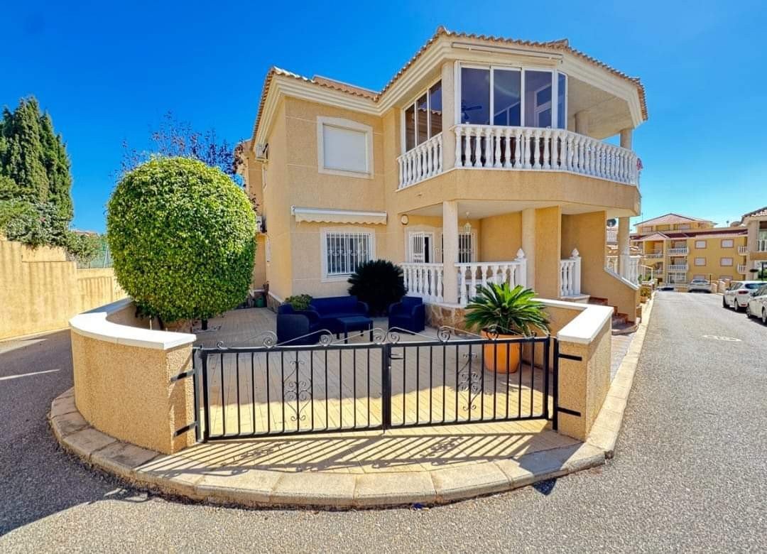 Orihuela Costa:   Enjoy the best of the Costa Blanca in this charming ground-floor apartment, ideally situated in the popular Villamartin. This move-in ready property 
