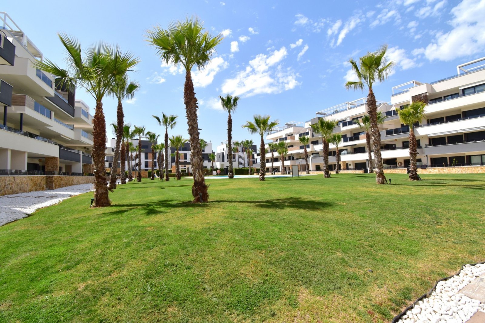 Orihuela Costa:   This West Facing, Two Bedroom, Second Floor Apartment in Los Altos is located within a 10 minute walk of a main chain supermarket, JYSK furniture st 