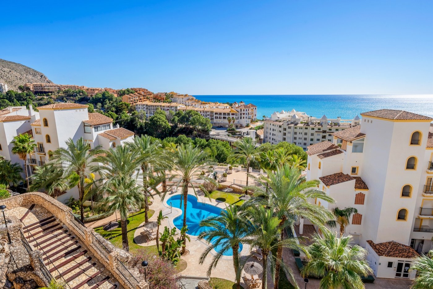 Altea:   This beautifully renovated apartment is located in an excellently maintained resort with beautifully landscaped gardens and a communal swimming pool 