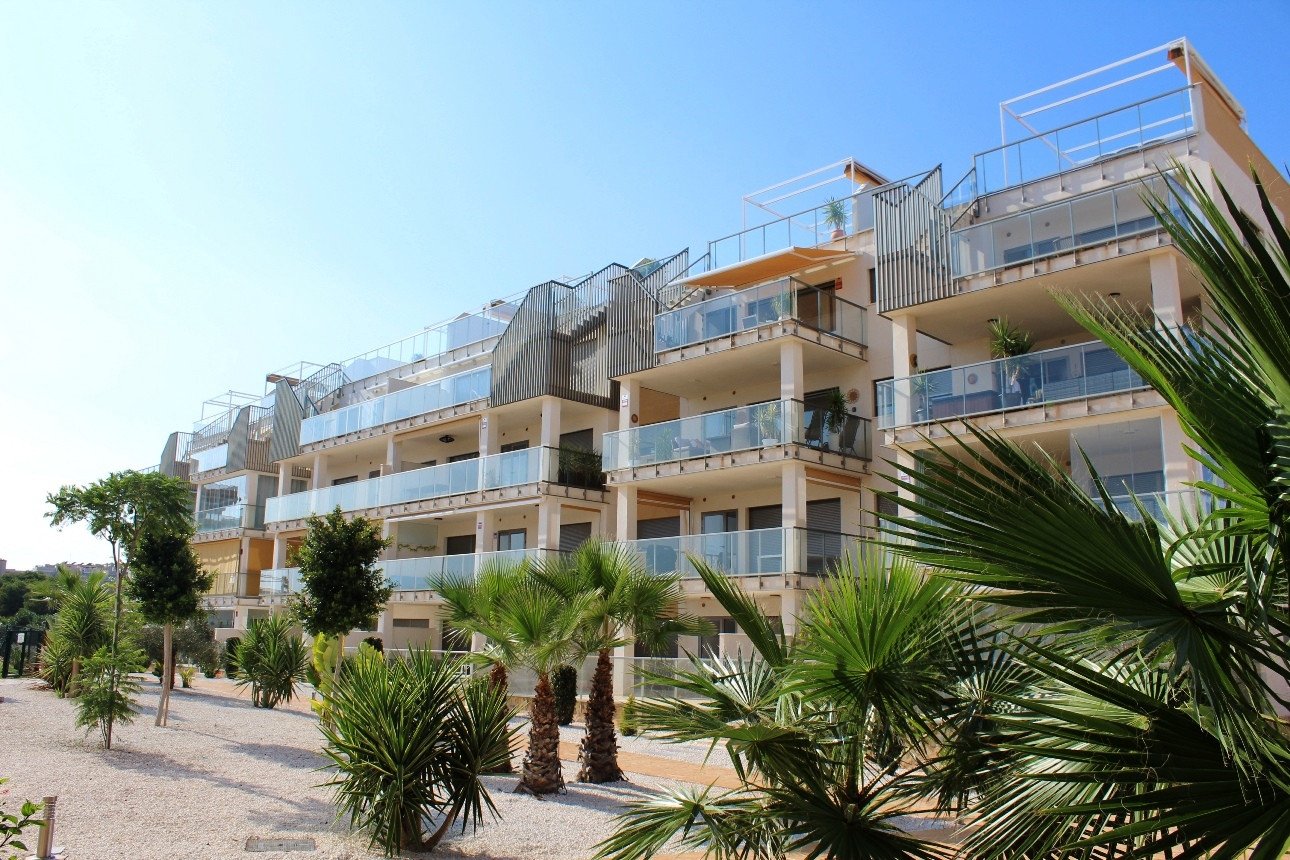  Erleben Sie modernes mediterranes Wohnen in diesem atemberaubenden Luxusapartment mit 2 Schlafzimmern in idealer Lage im Herzen von Villamartín, nur 